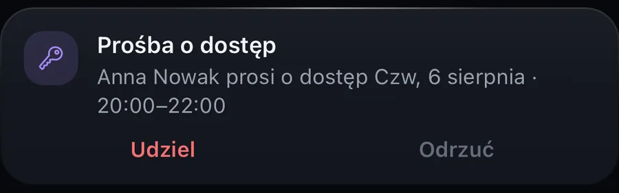 Karta w czacie trenera: prośba o dostęp z przyciskami Udziel i Odrzuć