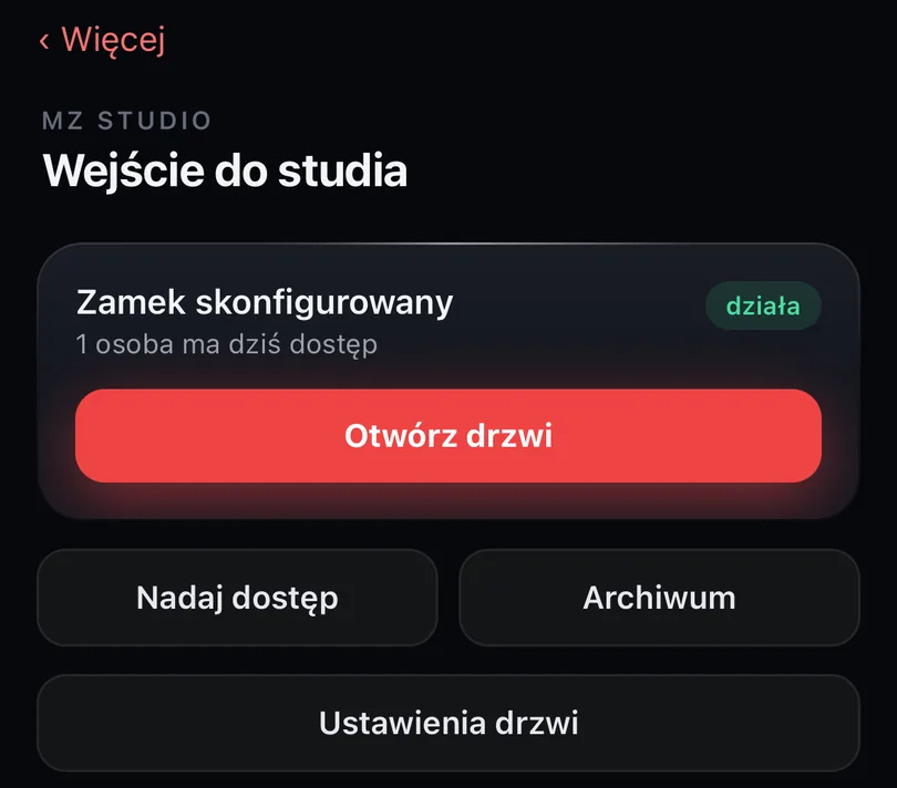 Ekran Drzwi w aplikacji trenera: stan zamka, otwieranie, nadawanie dostępu, archiwum